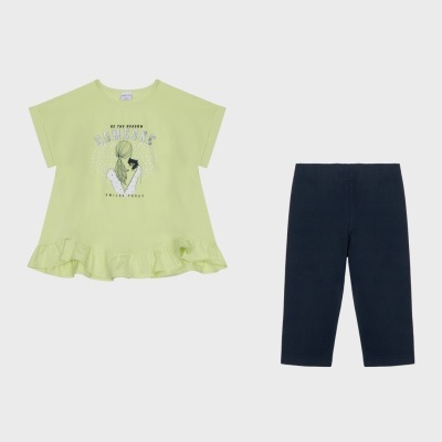 Conjunto de roupa infantil com t-shirt verde clara e calças azuis escuras