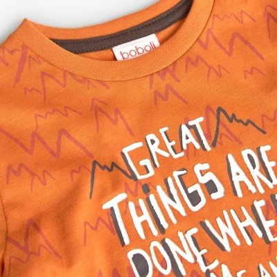 Camisola laranja infantil com texto e padrão montanha