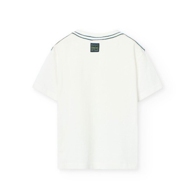 T-shirt branca com etiqueta preta na parte de trás e linhas azuis na gola.