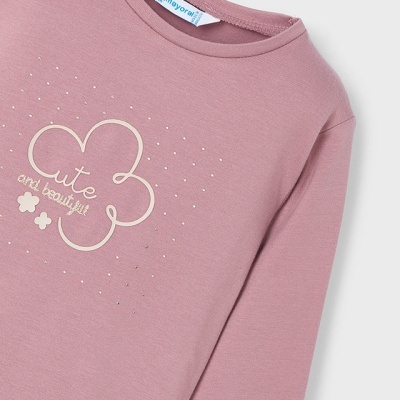 Camisola rosa claro de manga comprida com texto e flor desenhada