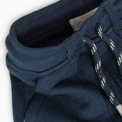 Calça azul escura com cordão de ajuste e etiqueta interna branca