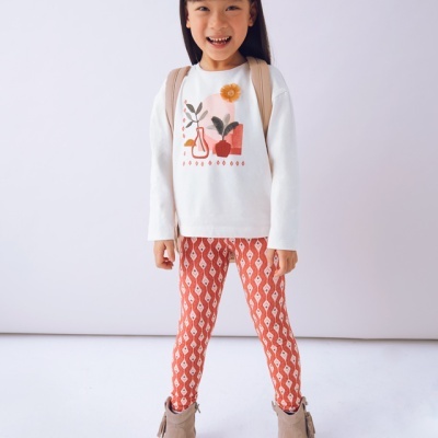 Criança com roupa casual colorida em fundo branco