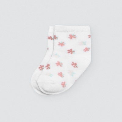 Par de meias brancas para bebé com flores rosa e azul