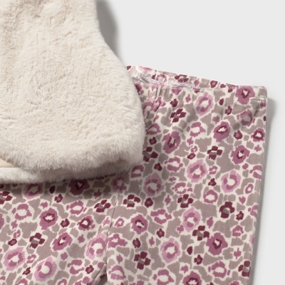 Calças com padrão floral rosa e bege com colete creme felpudo