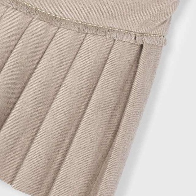 Saia plissada bege claro com bainha de franja e pregas verticais