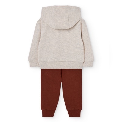 Conjunto infantil com hoodie cinza claro e calças castanho-avermelhadas.