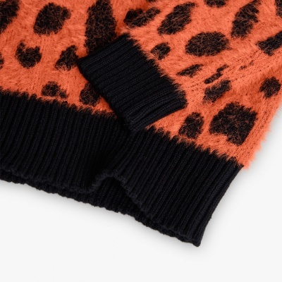 Suéter com padrão de onça laranja e preto, detalhes em malha preta