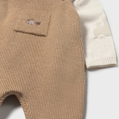 Macacão castanho claro de malha com camisola branca de malha com padrão de coelho