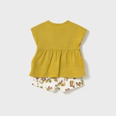 Conjunto de bebé camisola amarela com calções brancos padronizados