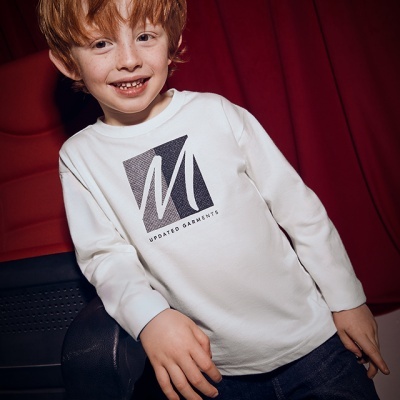 Camisola branca de criança com estampa UPDATED GARMENTS e calças de ganga