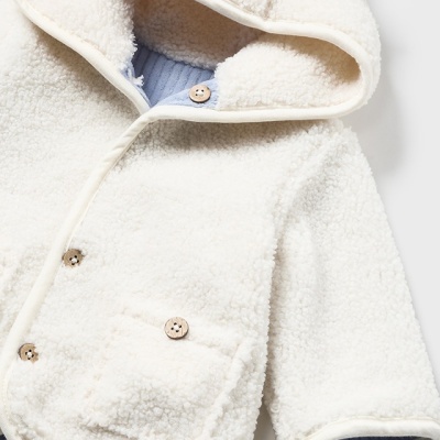 Casaco felpudo branco com capuz e botões de madeira para bebé