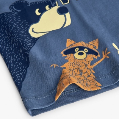 Tecido azul com desenho de ursos em azul escuro e laranja