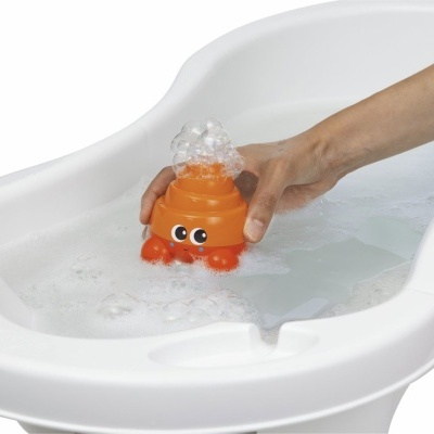 Banheira branca para bebé com brinquedo de polvo laranja dentro de água