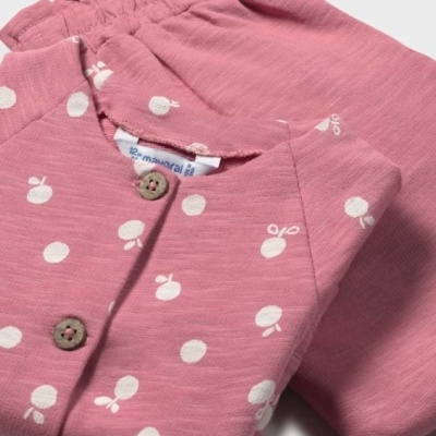 Conjunto de pijama rosa com padrão de pequenas maçãs brancas e botões de madeira