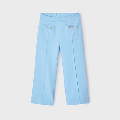 Calças azuis claras com bolsos e adornos metálicos