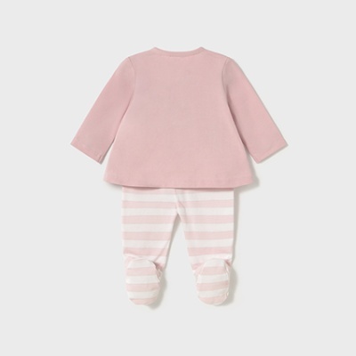 Conjunto de bebé rosa com calças às riscas e camisola lisa