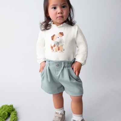 Criança com roupa casual infantil em estúdio branco