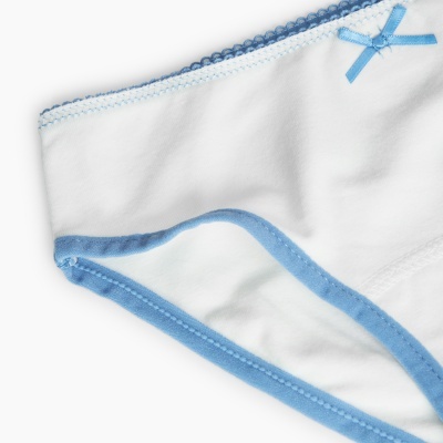 Cueca branca com detalhes em azul claro e fita pequena