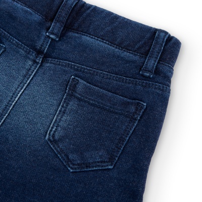 Calças de ganga azul escuro com bolso traseiro e costuras reforçadas