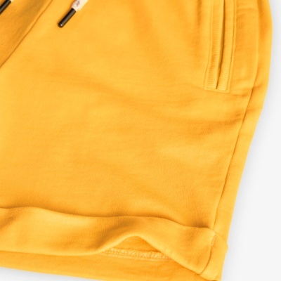 Calções amarelos de algodão com bolso e punho