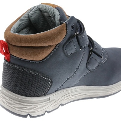 Bota de trabalho cinza escuro com sola branca e detalhe vermelho