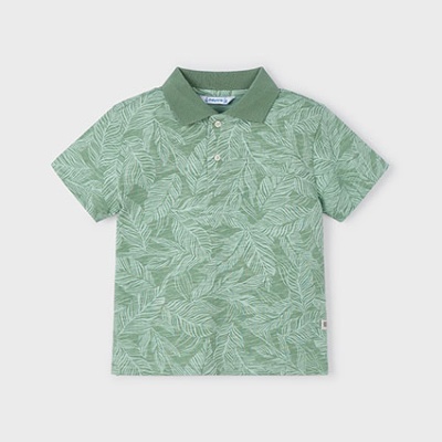 Polo verde para criança com padrão de folhas e gola verde escuro