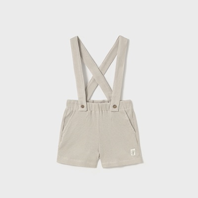 Calções de criança bege claro com alças cruzadas ajustáveis e bolsos.