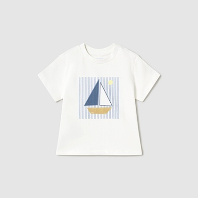 T-shirt branca com desenho de barco à vela em riscas azuis e brancas