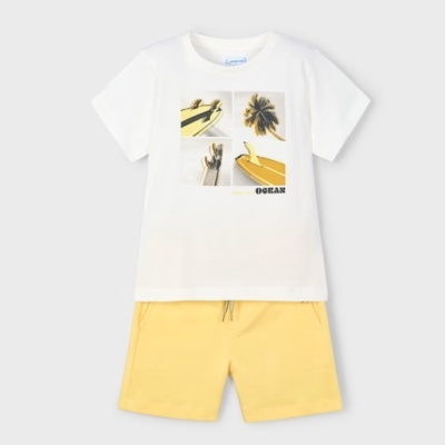 Conjunto infantil com t-shirt branca estampada e calções amarelos