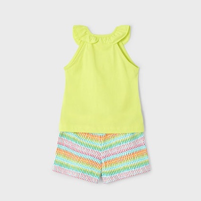 Conjunto infantil com camisola amarela e calções coloridos com padrão riscado