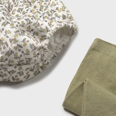 Cueiro branco com padrão de folhas e meia canela verde-oliva