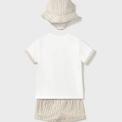 Conjunto infantil de t-shirt branca, calções e chapéu às riscas bege e branco