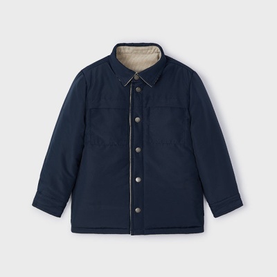 Casaco azul escuro com forro bege e botões metálicos