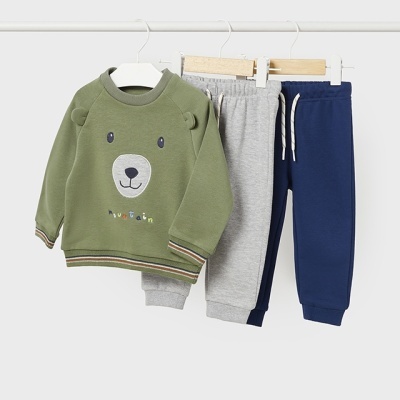 Conjunto de roupa infantil com camisola verde e calças cinzenta e azul-escuro