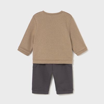 Conjunto infantil com camisola castanha clara e calções cinzentos escuros.