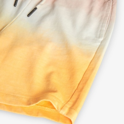 Calção com padrão degradê branco e amarelo-laranja com cordões pretos na cintura e costuras na bainha