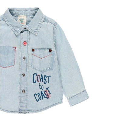 Camisa infantil de ganga azul clara com texto COAST to COAST