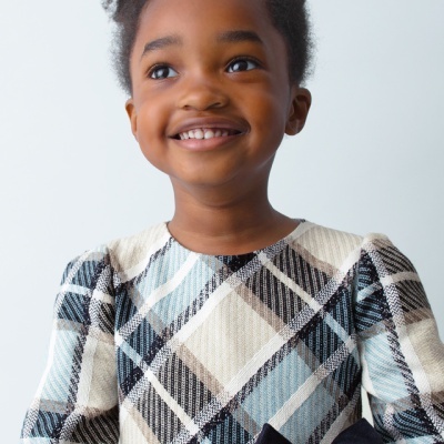 Vestido infantil xadrez com laço preto na cintura