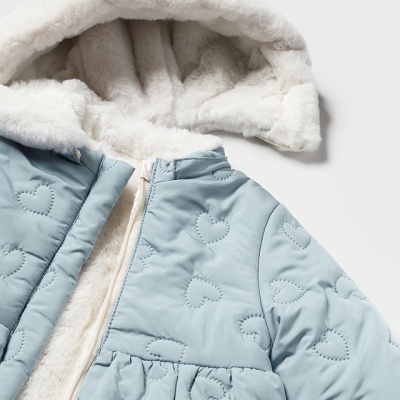 Casaco de criança azul claro acolchoado com capuz e pompons