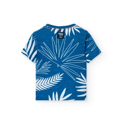 T-shirt azul com padrão branco de folhas tropicais e etiqueta preta na gola.