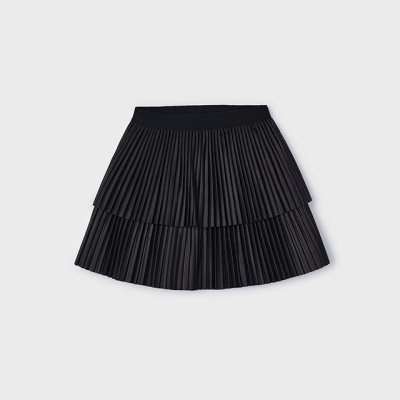 Saia preta plissada de duas camadas com cintura elástica.