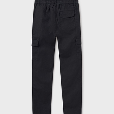 Calças pretas com bolsos cargo e cintura elástica em fundo cinza claro