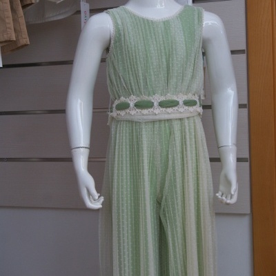 Macacão verde e branco com padrão de riscas verticais exibido em manequim branco