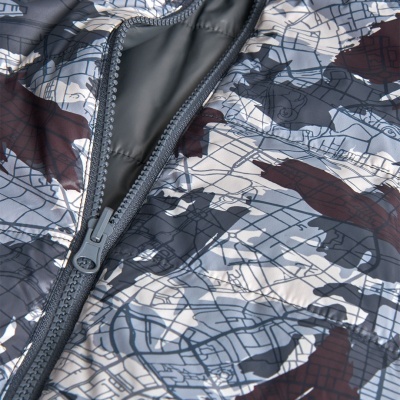 Casaco com padrão de camuflagem cinzento com fecho de correr