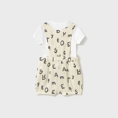 Macacão curto para bebê bege com letras pretas e t-shirt branca