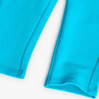 Detalhe das bainhas de calças ou leggings azuis turquesa
