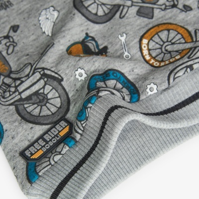 tecido cinzento com estampa de bicicletas e etiqueta Free Rider Boboli