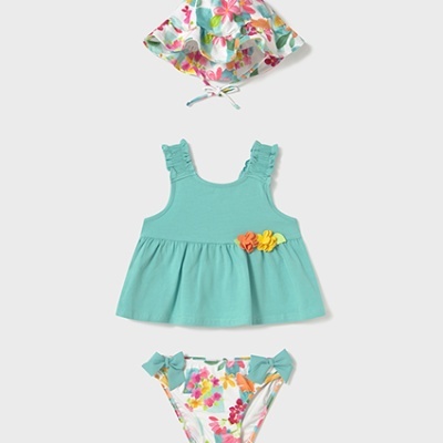 Conjunto de roupa de bebé com chapéu, top verde e cuecas florais