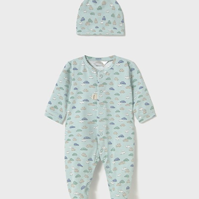 Macacão e gorro bebé azul claro com estampado de nuvens