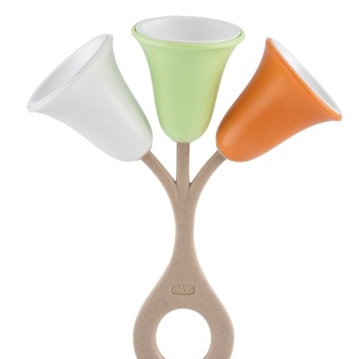 Brinquedo infantil com três copos coloridos em branco, verde e laranja, com cabo bege e palavra CHICCO.